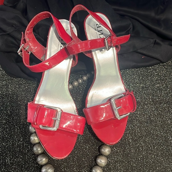 Very Stylish Red Patent Leather - Picture 2 of 3